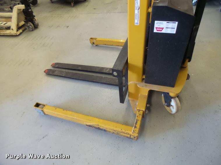 image for item DA9261 Big Joe M-22 forklift