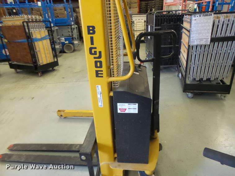 image for item DA9261 Big Joe M-22 forklift