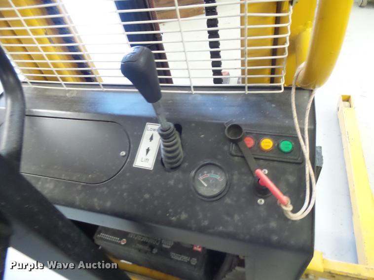 image for item DA9261 Big Joe M-22 forklift