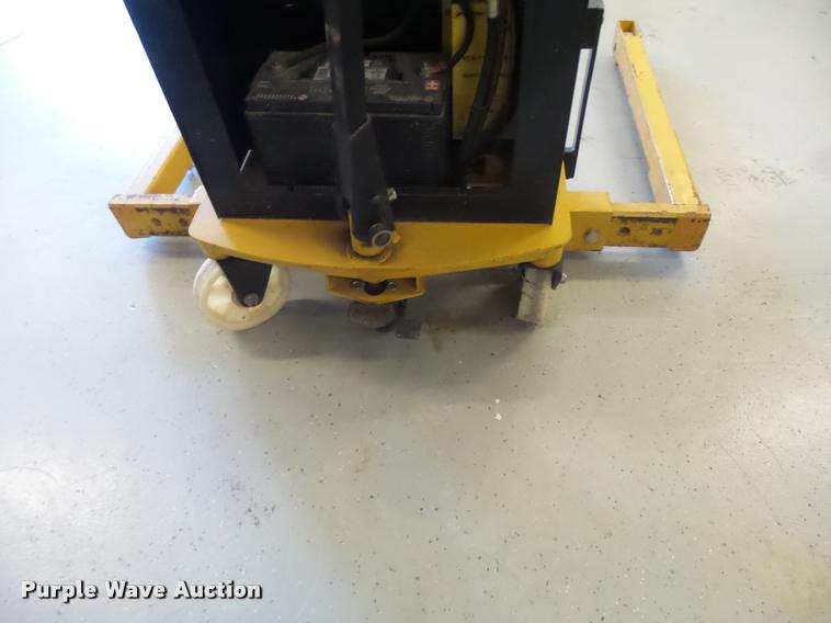 image for item DA9261 Big Joe M-22 forklift