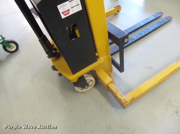 image for item DA9261 Big Joe M-22 forklift