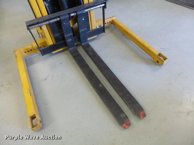 image for item DA9261 Big Joe M-22 forklift