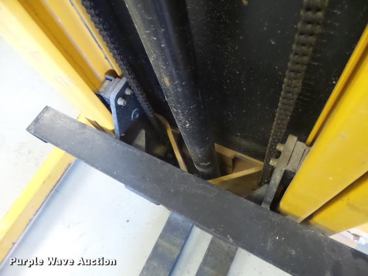 image for item DA9261 Big Joe M-22 forklift