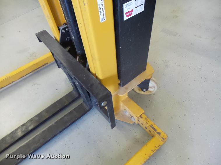 image for item DA9261 Big Joe M-22 forklift