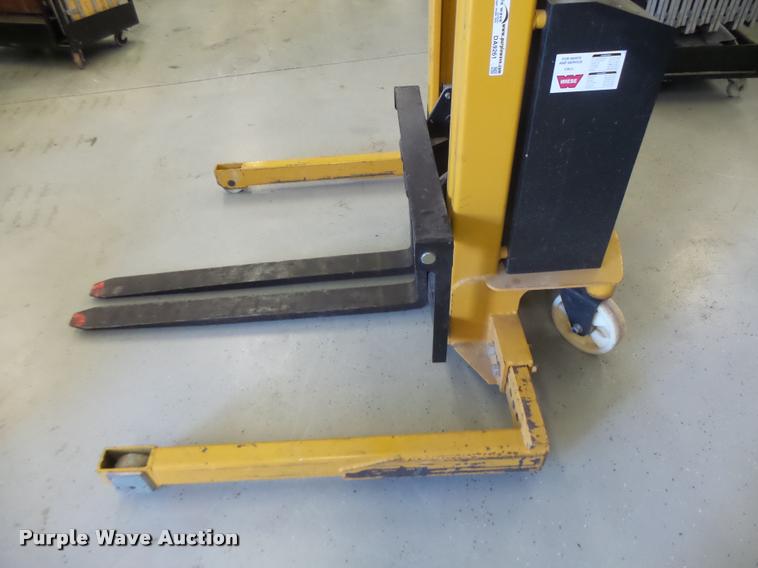 image for item DA9261 Big Joe M-22 forklift