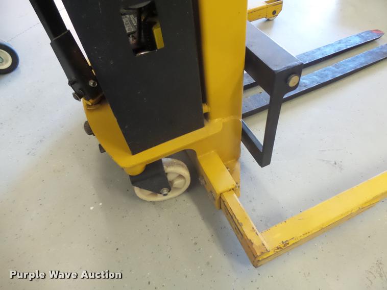 image for item DA9261 Big Joe M-22 forklift