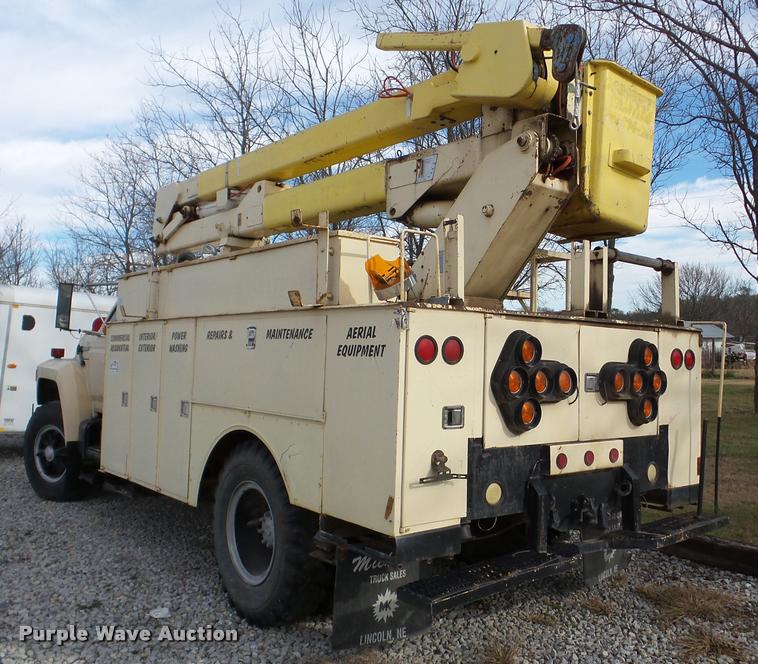 image for item DB5263 1987 Ford F800 bucket truck