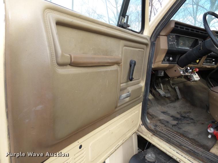 image for item DB5263 1987 Ford F800 bucket truck