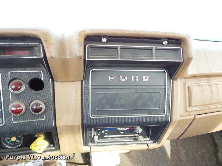 image for item DB5263 1987 Ford F800 bucket truck