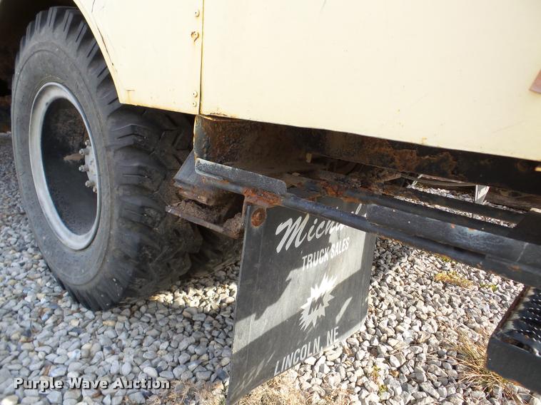 image for item DB5263 1987 Ford F800 bucket truck