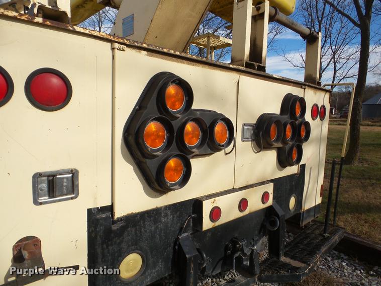 image for item DB5263 1987 Ford F800 bucket truck