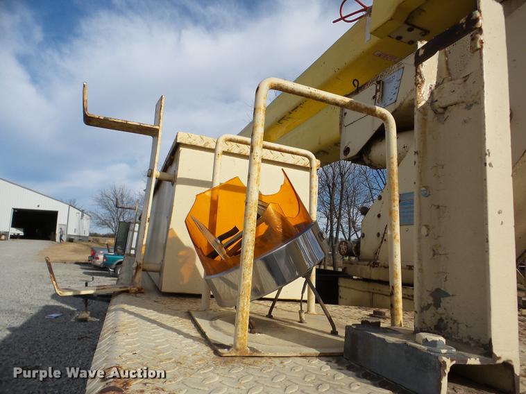 image for item DB5263 1987 Ford F800 bucket truck