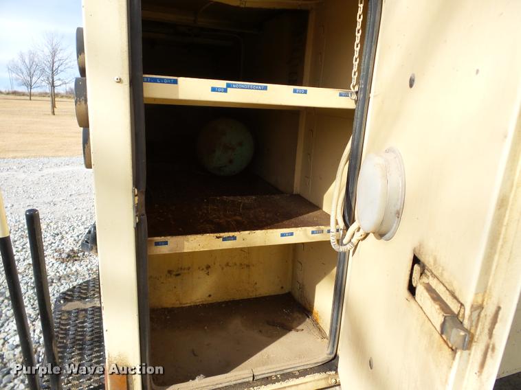 image for item DB5263 1987 Ford F800 bucket truck