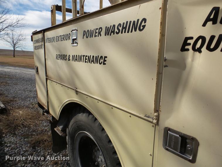 image for item DB5263 1987 Ford F800 bucket truck