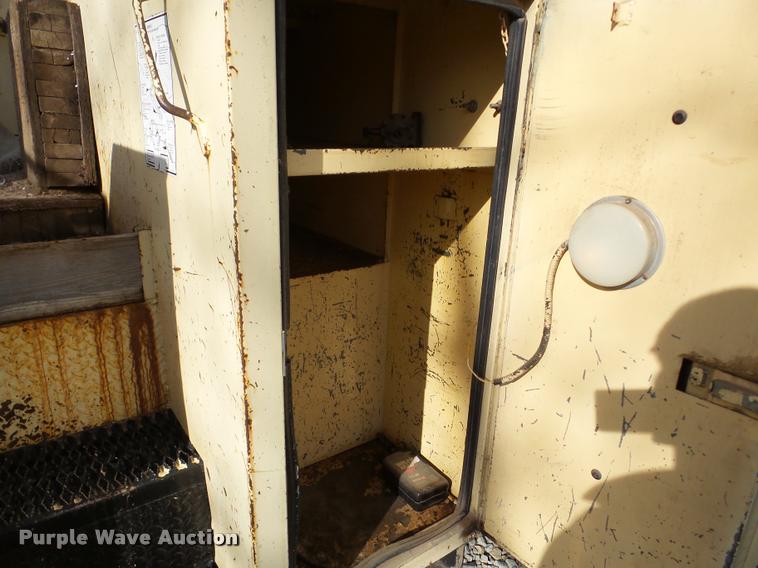 image for item DB5263 1987 Ford F800 bucket truck