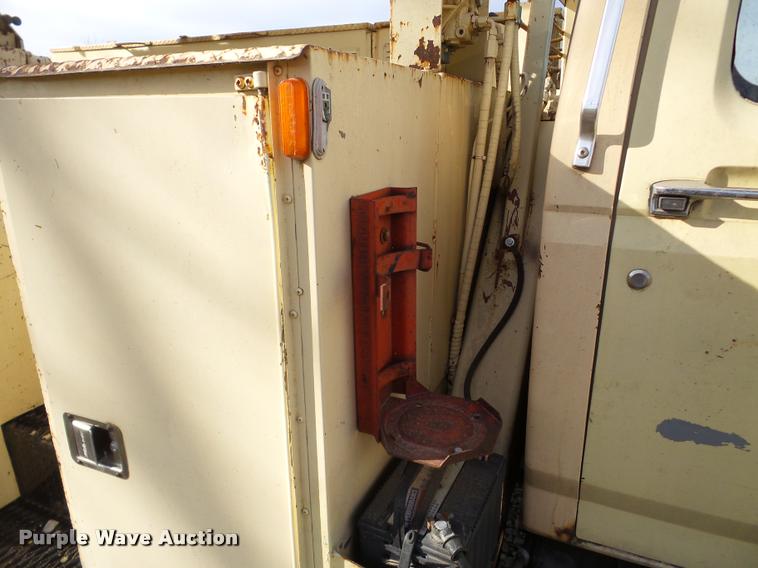 image for item DB5263 1987 Ford F800 bucket truck