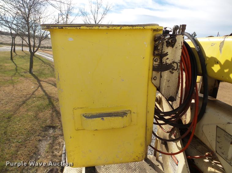 image for item DB5263 1987 Ford F800 bucket truck