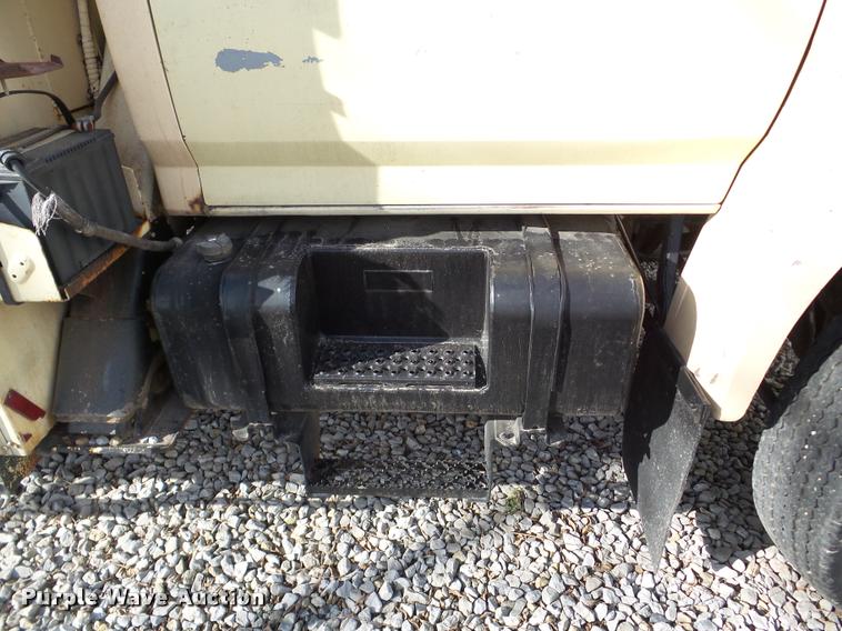 image for item DB5263 1987 Ford F800 bucket truck