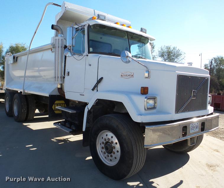 image for item DB5273 1996 Volvo ACL dump truck