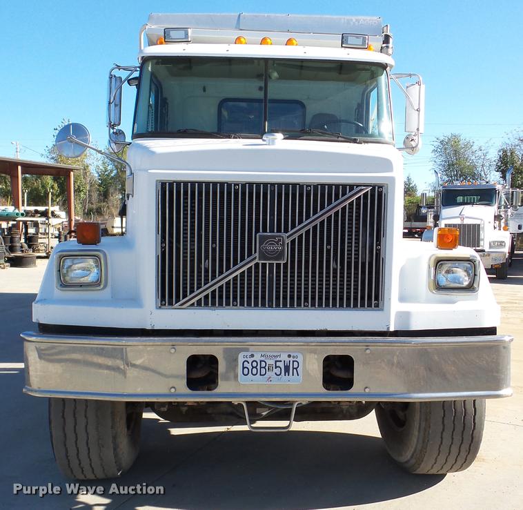 image for item DB5273 1996 Volvo ACL dump truck