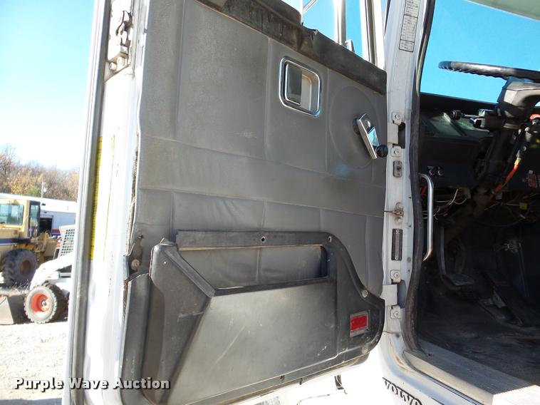 image for item DB5273 1996 Volvo ACL dump truck