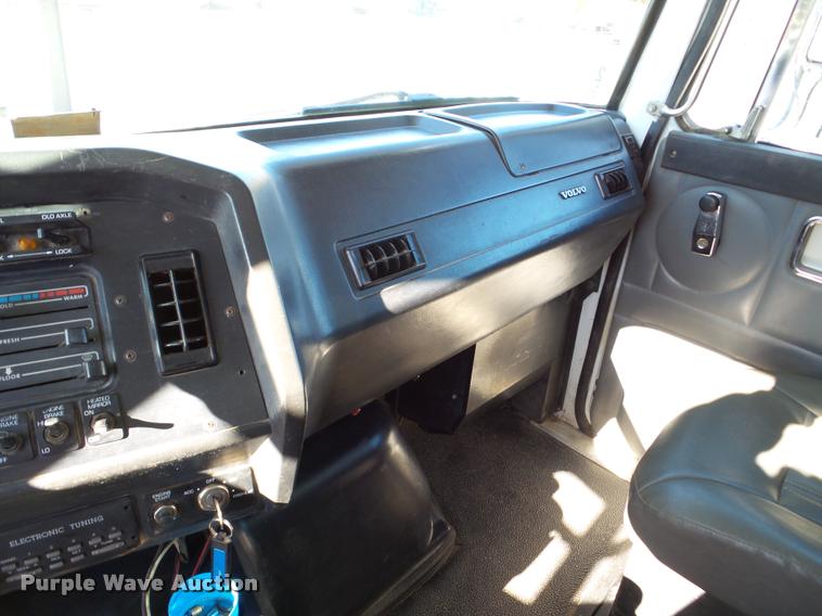 image for item DB5273 1996 Volvo ACL dump truck