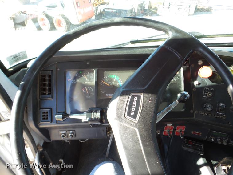 image for item DB5273 1996 Volvo ACL dump truck