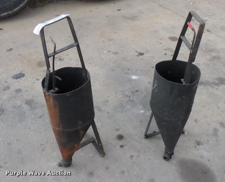 (2) tar hand kettles in Arnold, MO Item DC9502 sold Purple Wave