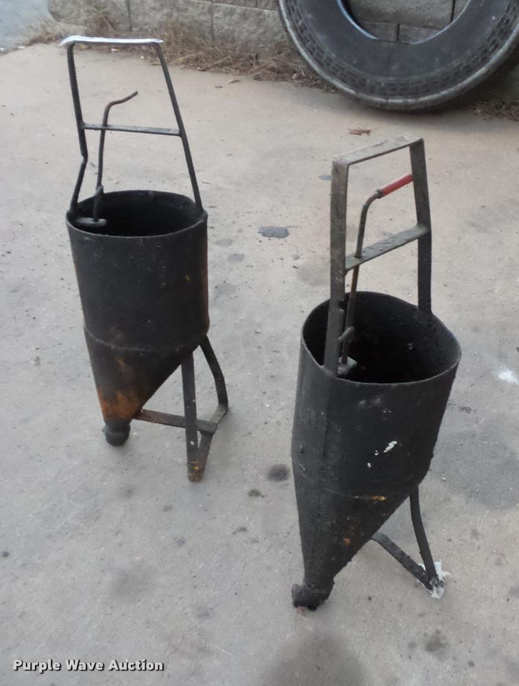 (2) tar hand kettles in Arnold, MO Item DC9502 sold Purple Wave