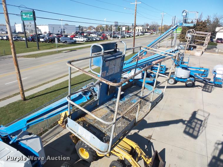 image for item J1593 2001 Genie S40 boom lift