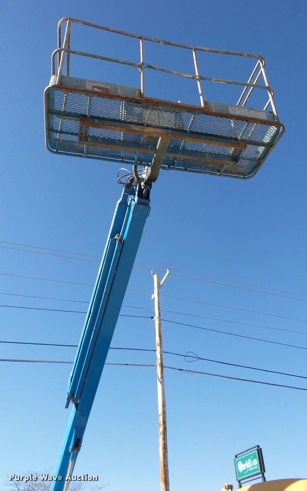 image for item J1593 2001 Genie S40 boom lift