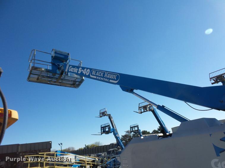 image for item J1593 2001 Genie S40 boom lift