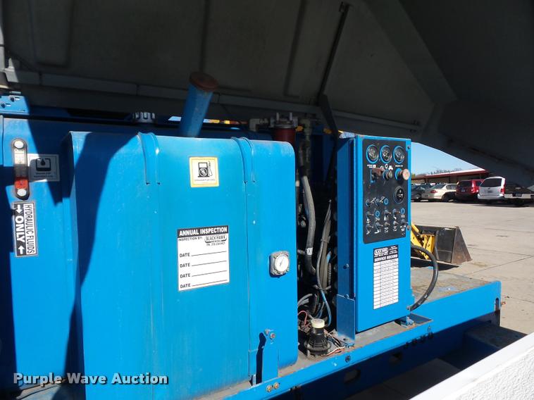 image for item J1593 2001 Genie S40 boom lift