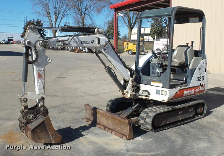 image for item J1602 2001 Bobcat 325 compact excavator