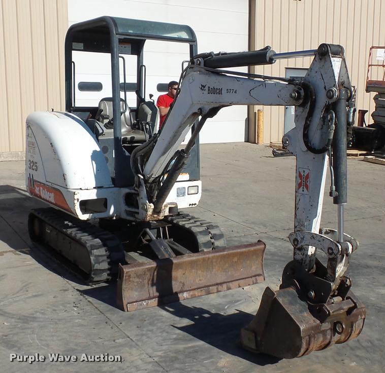 image for item J1602 2001 Bobcat 325 compact excavator