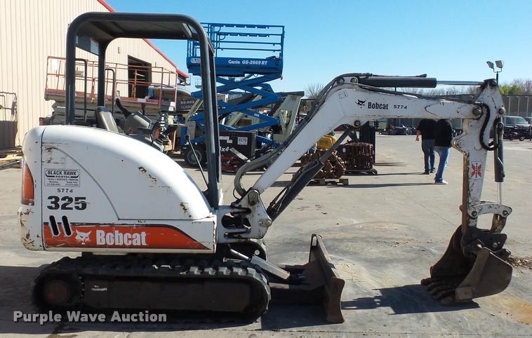 image for item J1602 2001 Bobcat 325 compact excavator