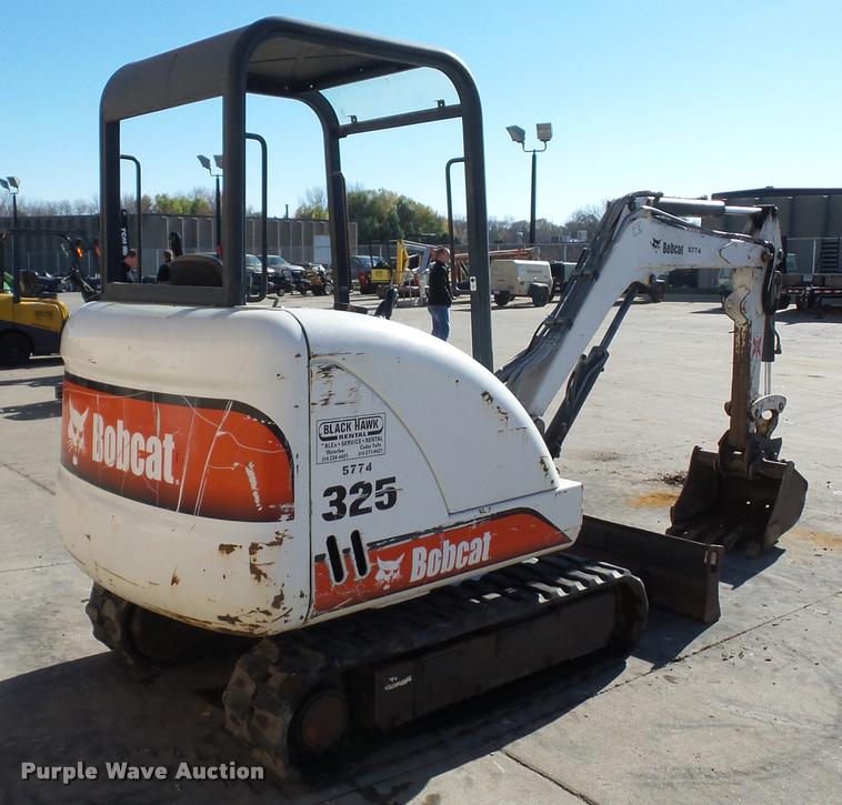 image for item J1602 2001 Bobcat 325 compact excavator