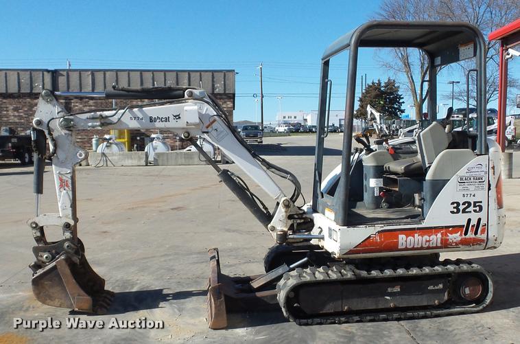 image for item J1602 2001 Bobcat 325 compact excavator