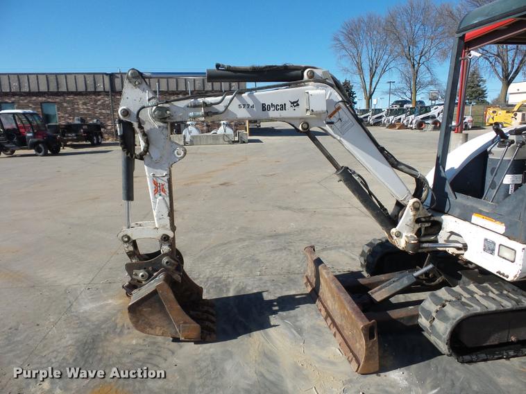 image for item J1602 2001 Bobcat 325 compact excavator