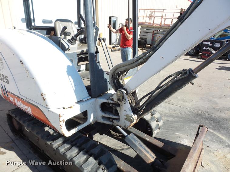 image for item J1602 2001 Bobcat 325 compact excavator