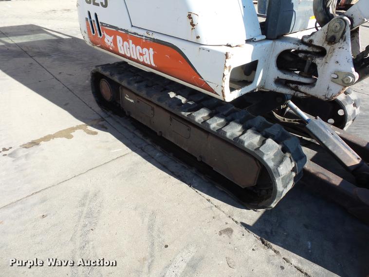 image for item J1602 2001 Bobcat 325 compact excavator