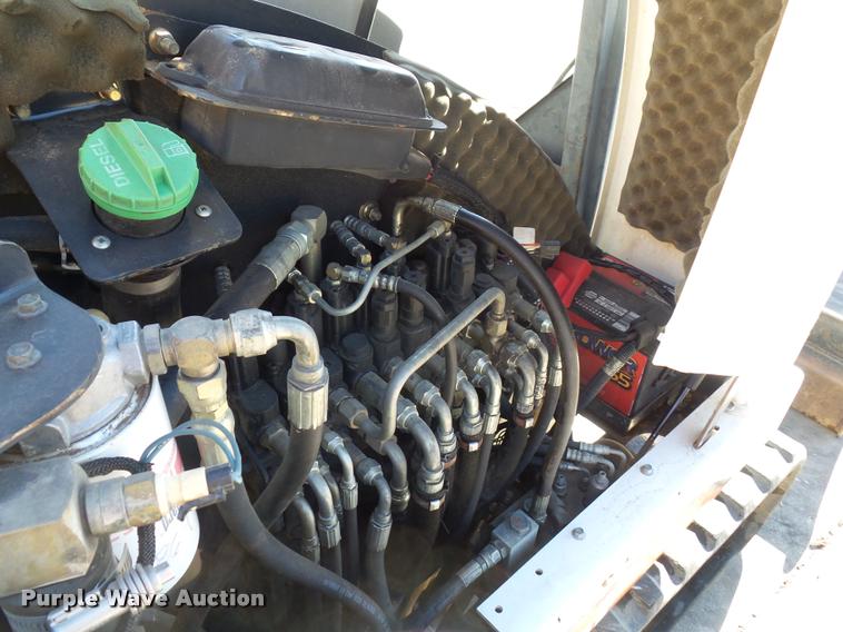 image for item J1602 2001 Bobcat 325 compact excavator