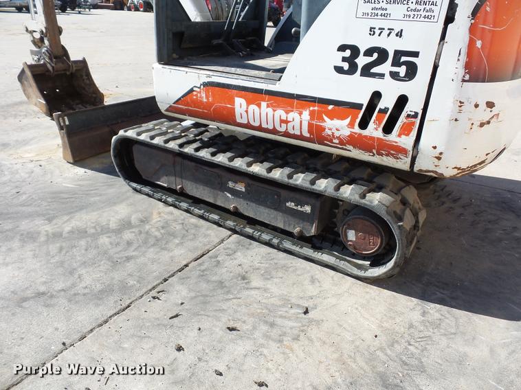 image for item J1602 2001 Bobcat 325 compact excavator