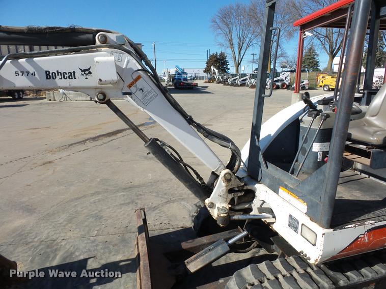 image for item J1602 2001 Bobcat 325 compact excavator