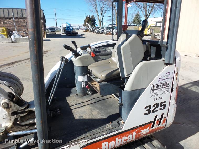 image for item J1602 2001 Bobcat 325 compact excavator