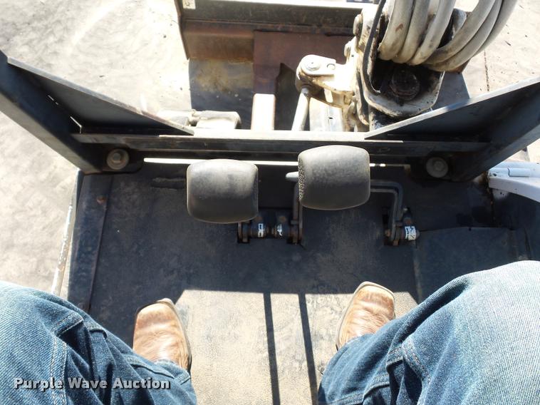 image for item J1602 2001 Bobcat 325 compact excavator