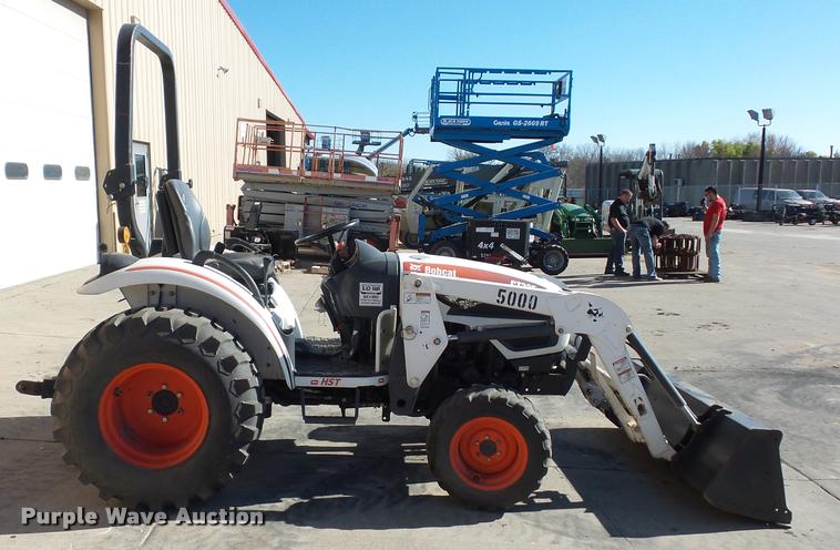 image for item J1605 Bobcat CT225 tractor