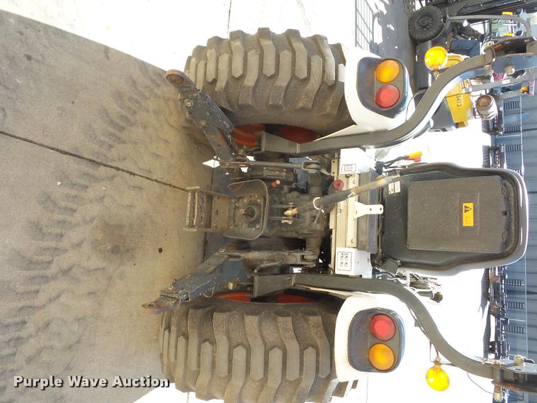 image for item J1605 Bobcat CT225 tractor