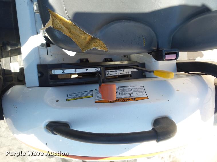 image for item J1605 Bobcat CT225 tractor