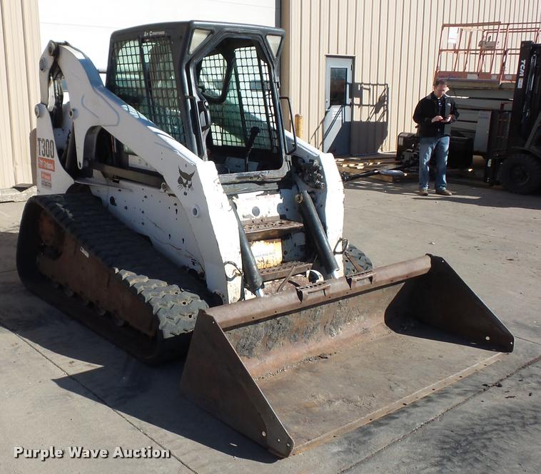 image for item J1610 2006 Bobcat T300 skid steer